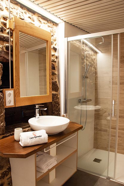Baños totalmente equipados en la Casa rural Ferrador